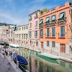 Canaletto With Canal View In Dorsoduro Apartment *