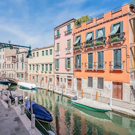 Canaletto With Canal View In Dorsoduro Daire *